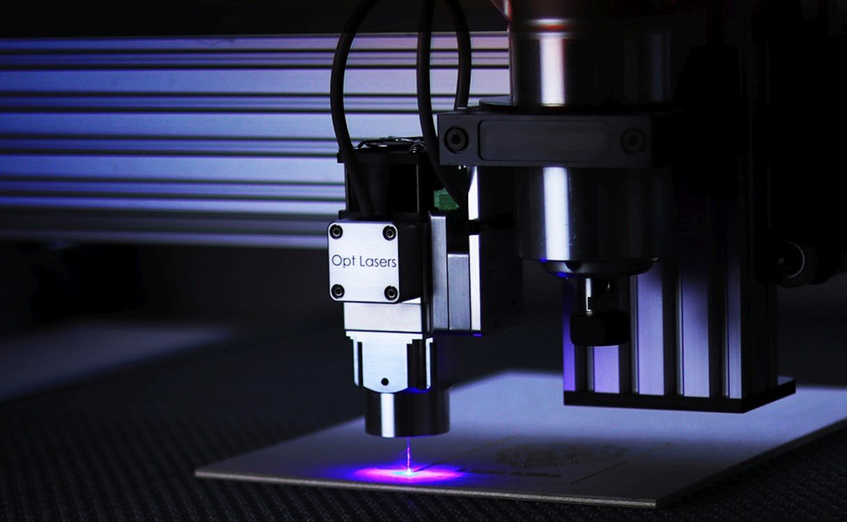Cara Kerja Jasa Laser Cutting Plat Stainless dengan mengarahkan sinar laser berintensitas tinggi pada permukaan plat stainless