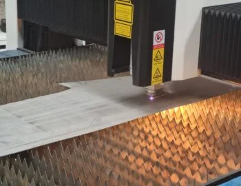 Mengenal Laser Cutting Plat Besi dan Cara Kerjanya
